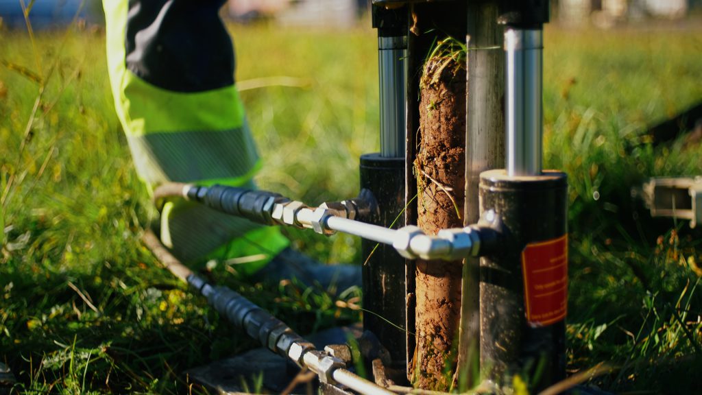 Bodenbohrkern im Bohrgerät bei geotechnischer Untersuchung von sbt Trier