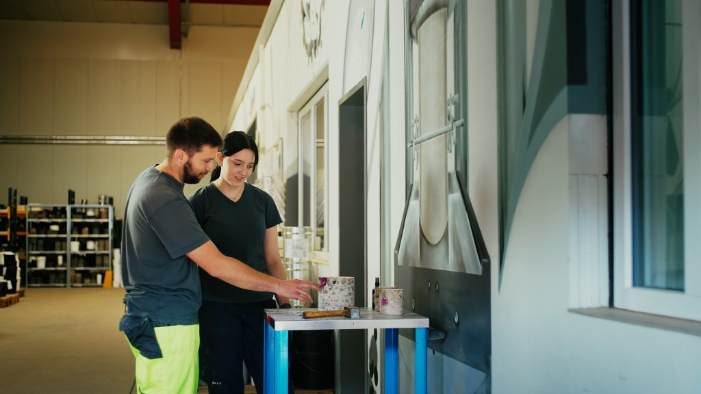 Azubi im Baustofflabor bei sbt Trier während der Ausbildung