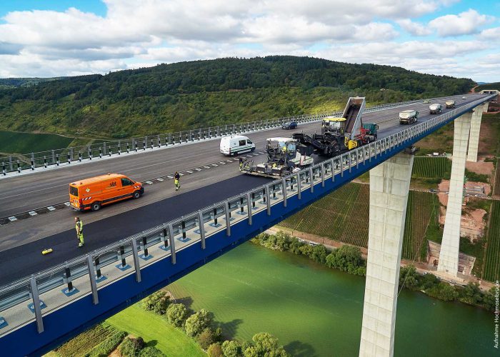 Straßenbauarbeiten auf der Moselbrücke bei Trier