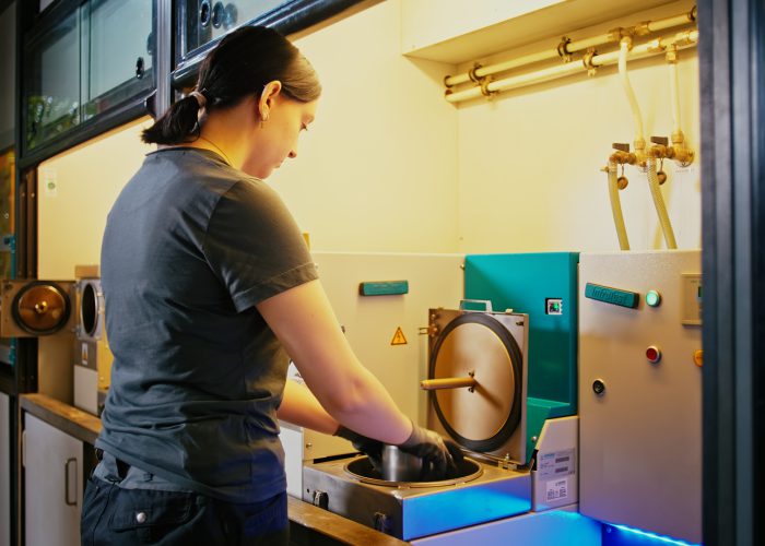 Azubi bedient Prüfgerät im Labor bei sbt Trier